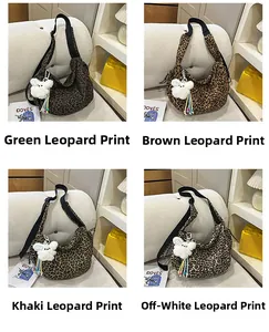Gros plan de quatre sacs cabas en toile à motif léopard en vert, marron, kaki et beige