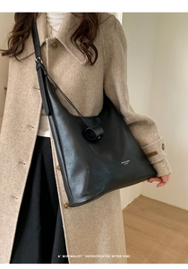 Gros plan sur le sac cabas en cuir noir minimaliste avec lettrage blanc élégant