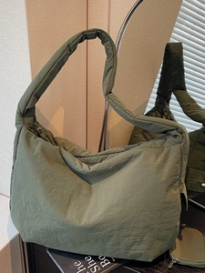 Sac bandoulière matelassé oversize en nylon vert armée pour usage quotidien