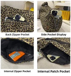 Détails du sac léopard montrant la poche zippée interne et les compartiments latéraux