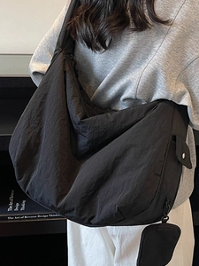 Grand sac bandoulière noir en nylon forme demi-lune avec pochette sur mannequin