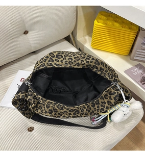 Détail du grand sac cabas en toile léopard avec doublure noire et breloque lapin doux