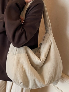 Grand sac à bandoulière minimaliste en nylon beige pour le quotidien et les loisirs