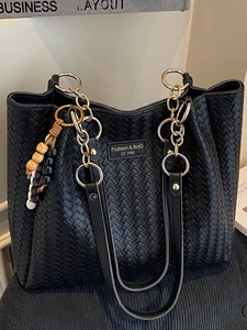 Sac Cabas Tissé en Cuir PU pour Femmes Grande Capacité Sac à Épaule Avec Chaîne en Métal Pendentif en Perles à la Mode
