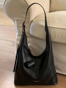 Sac hobo minimaliste en cuir noir mat à grande capacité pour femme de style moderne