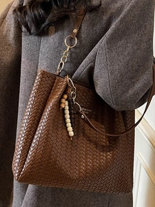 Sac cabas tissé marron pour femme avec bandoulière chaîne et breloque perlée chic