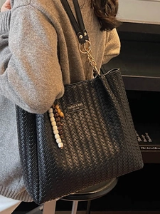 Grand sac cabas tressé noir avec bandoulière large et pendentif perlé pour femmes