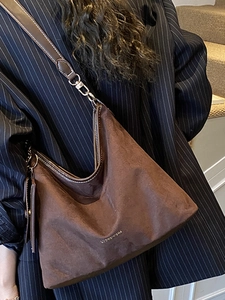 Retro dark brown frosted suede shoulder bag with large capacity and tassel detail