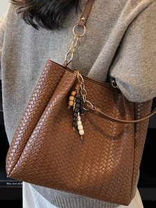 Sac cabas tressé marron pour femme avec breloque en perles et longue bandoulière