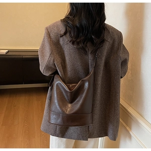Detailansicht einer großen dunkelbraunen Hobo-Tasche mit Vintage-Lederstruktur