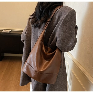 Detail der dunkelbraunen Leder-Shopper mit großem Fassungsvermögen und glatter Textur