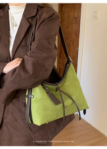 Détail du sac fourre-tout en suède vert avec bandoulière en cuir marron rétro