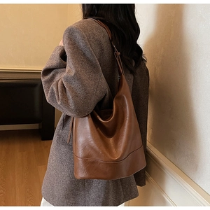 Detail der dunkelbraunen Beuteltasche aus Leder mit verstellbarem breitem Schultergurt