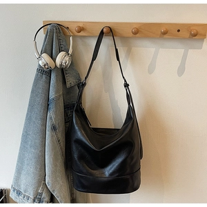 Detail der schwarzen Leder-Hobo-Tasche mit verstellbarem Riemen und feiner Naht