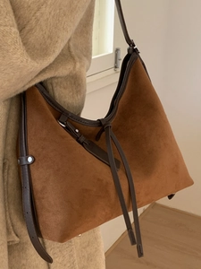 Sac fourre-tout vintage en daim marron pour femme avec un design rétro minimaliste