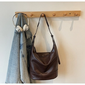 Detail einer dunkelbraunen Leder-Einkaufstasche in minimalistischem Lifestyle-Ambiente