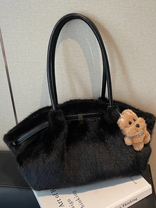 Elegante borsa tote in ecopelliccia nera con manici lunghi e ciondolo a orso