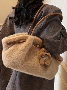 Elegante borsa tote in ecopelliccia marrone chiaro con ciondolo a forma di orsetto