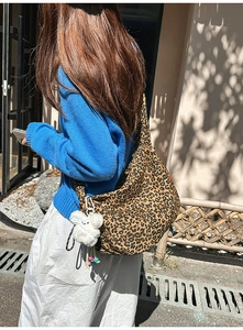 Vue détaillée du grand sac bandoulière léopard avec breloque lapin en peluche