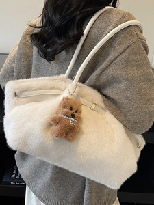 Borsa tote in ecopelliccia bianca con finiture dorate e grazioso ciondolo a forma di orso