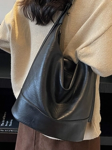 Minimalistische schwarze Damen-Eimertasche aus Kunstleder mit verstellbarem Riemen