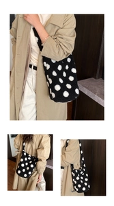 Sac bandoulière en peluche à pois porté avec un manteau d'hiver kaki élégant