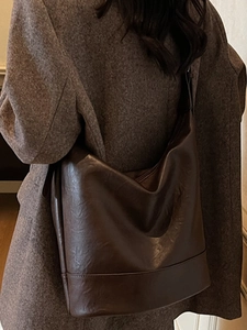 Minimalistische große braune Leder-Tragetasche für Damen als stilvolle Schultertasche