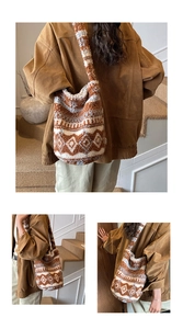 Détail du motif géométrique bohème sur le sac seau en peluche et polaire pelucheuse