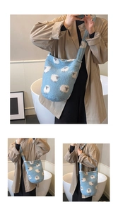 Détail du sac seau en polaire bleu ciel avec motif de mouton et texture douce en peluche