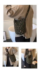 Détail du sac seau en peluche à motif léopard vert et marron en fausse fourrure