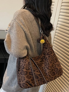 Fashionable large leopard print tote bag with floral pendant for autumn and winter 2025