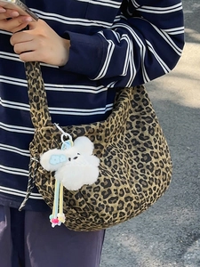 Grand sac à bandoulière léopard avec charm peluche pour la mode automne-hiver féminine