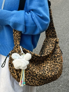 Grand sac à bandoulière léopard hobo avec un adorable pendentif en peluche