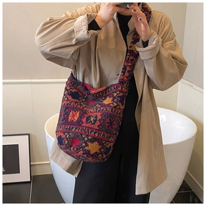 Détail du motif géométrique coloré et de la texture douce de ce sac en peluche