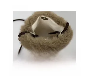 Détail de la doublure intérieure, du cordon et du fermoir magnétique du sac peluche