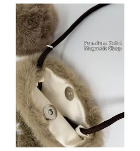 Vue détaillée de la fermeture magnétique sur le sac bandoulière en fausse fourrure