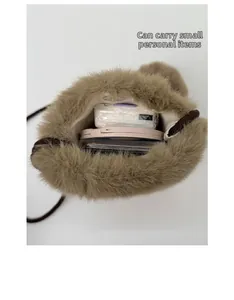 Vue détaillée du sac en peluche marron montrant le rangement des objets du quotidien
