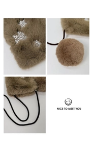 Vue détaillée des moufles d'hiver en peluche kaki avec broderie flocon de neige et pompon doux