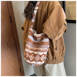 Détail d'un sac à bandoulière en peluche avec motifs ethniques et texture douce en fausse fourrure