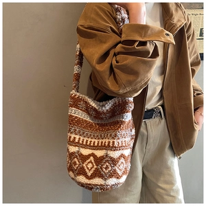 Détail du sac seau en peluche avec motifs ethniques géométriques et texture douce