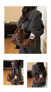 Détail du sac cabas en peluche léopard avec pendentif chat mignon et bandoulière en cuir