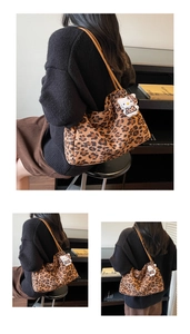 Détail du sac cabas à motif léopard avec breloque en peluche et longues lanières