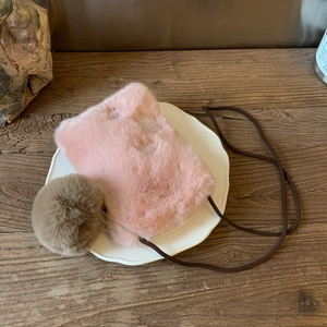 Détail du mini sac bandoulière en peluche rose avec broderie flocon et pompon moelleux