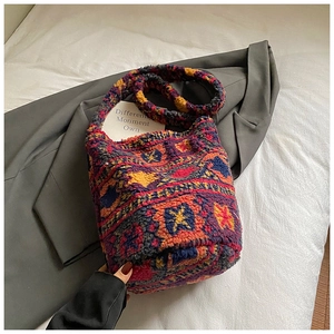 Vue détaillée du sac seau en peluche avec motifs géométriques ethniques colorés et textures