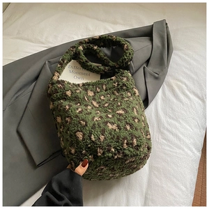 Vue de dessus d'un sac seau en peluche imprimé léopard vert avec bandoulière large