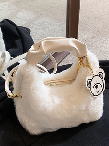 Elegante borsa in finta pelliccia bianca con manico in pelle arricciata e ciondolo a orso