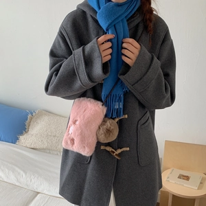 Sac bandoulière rose en peluche avec broderie florale blanche et pompon marron