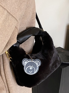 Elegante borsa a mano in peluche nera con manico in pelle e ciondolo a forma di orsetto