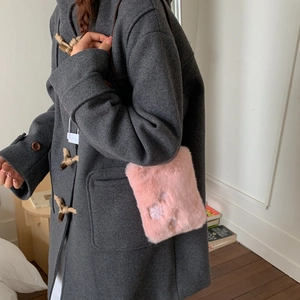 Détail du sac bandoulière en peluche rose avec broderie flocon de neige et texture