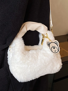 Elegante borsa a mano in peluche bianca con manico in pelle e ciondolo a forma di orsetto